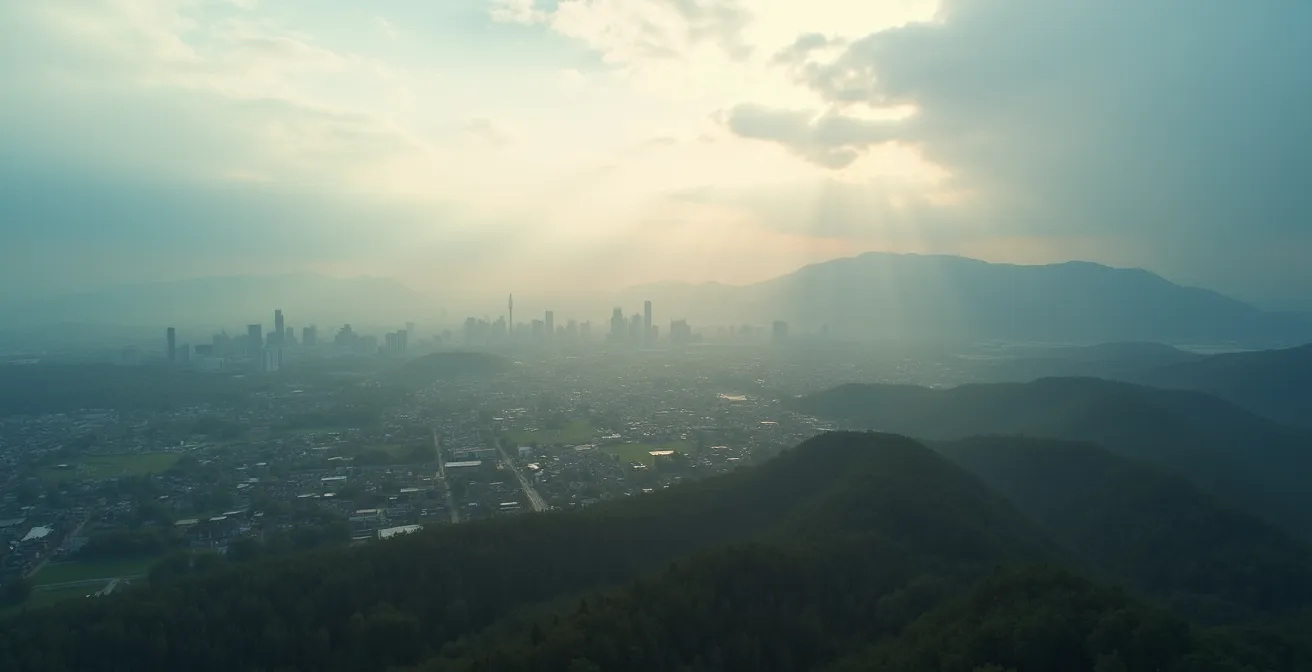 Vue panoramique montrant le contraste entre le centre-ville de Montréal et une petite ville des Laurentides en arrière-plan