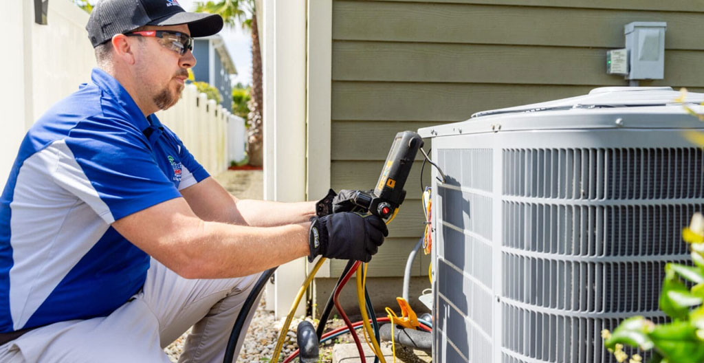 Professionnel HVAC réalisant une évaluation énergétique détaillée d'un immeuble résidentiel à Longueuil avec équipements de mesure spécialisés Professionnel HVAC réalisant une évaluation énergétique détaillée d'un immeuble résidentiel à Longueuil avec équipements de mesure spécialisés